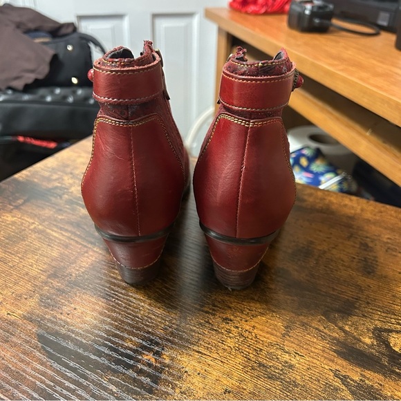 Elegant Red Ankle Boots - Picture 3 of 9